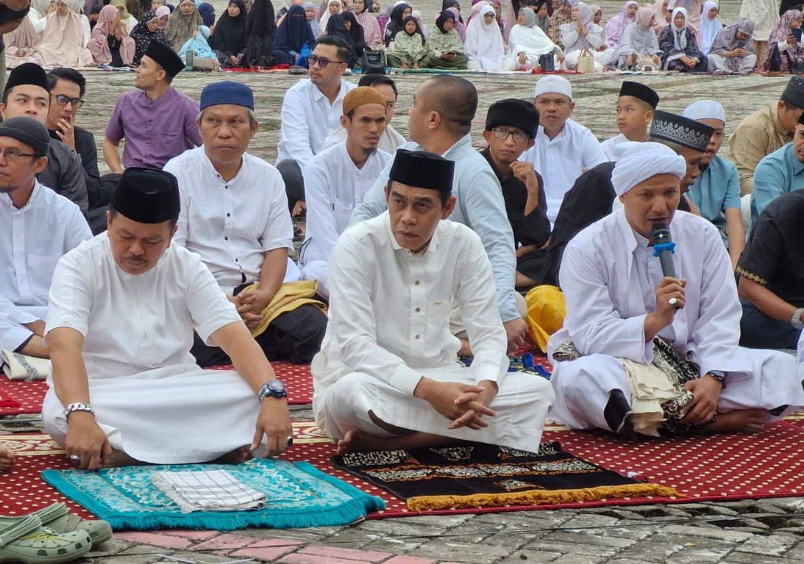 Meriahkan Idul Adha 1446 H, Bupati Parigi Moutong Sholat Id Barsama Warga dan Serahkan Hewan Kurban