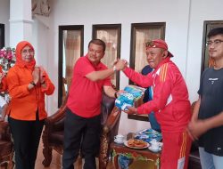 Wabup Parimo Serahkan Jersey Resmi Tim Jurnalis Parigi FC