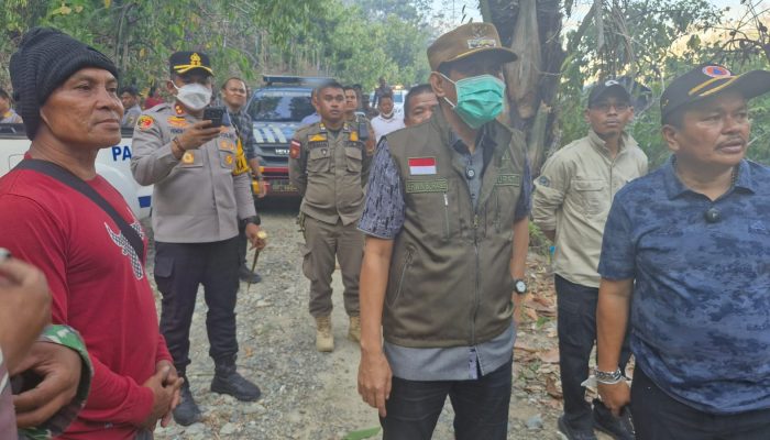 Bupati Parimo Tinjau Karhutla Avolua, Pemadaman Terkendala Medan