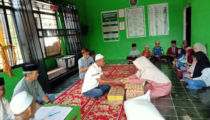 Peduli Sesama Bulan Ramadhan, Wakil Ketua DPRD Parimo Bersama Pengurus DPD Partai NasDem Salurkan Bantuan Sembako di Ponpes