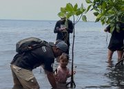 Bukan Seremoni, Hari Bumi di Parimo Diisi Gerakan Tanam Mangrove untuk Selamatkan Pesisir