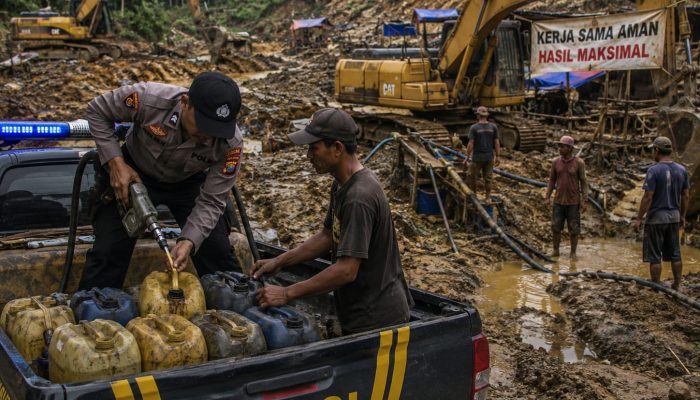 BBM Bersubsidi Mengalir di Tambang Ilegal, Dugaan Keterlibatan Aparat Menguat