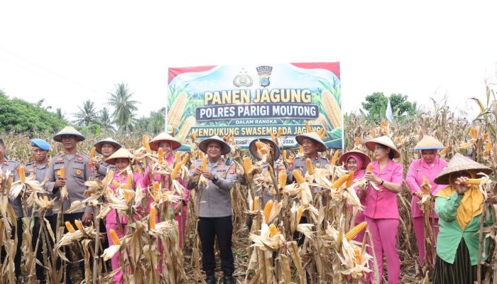 Kapolres Parimo Pimpin Panen Jagung dan Serahkan Alat Pertanian untuk Dukung Swasembada Nasional