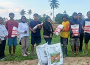 Selpina Basrin Salurkan Bibit Jagung kepada Petani Lobu Mandiri