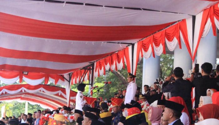 Bupati Parimo Pimpin Upacara HUT ke-81 RI, Sejumlah Penghargaan dan Bantuan Diserahkan